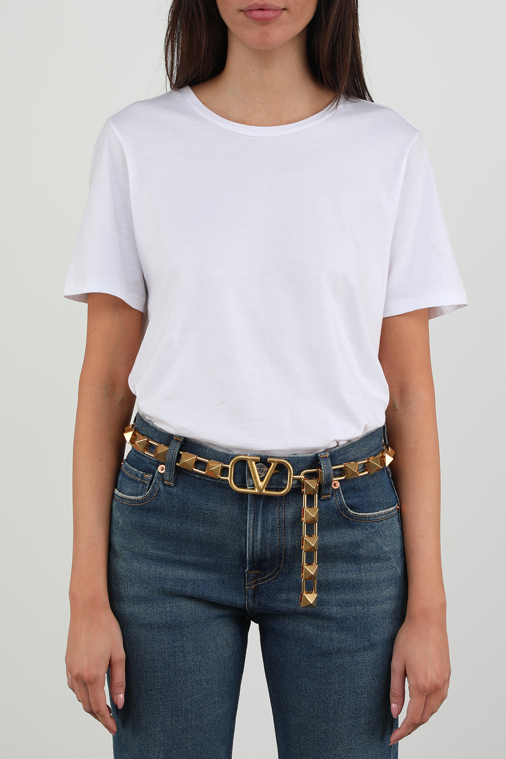 תמונת כל הלוק של חגורת שרשרת מטאלית עם לוגו וי